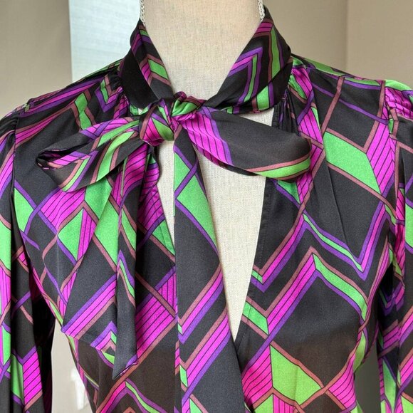 DIANE VON FURSTENBERG Stunning Wrap Wrinkle Free Silk Shirt - Size 4 - Picture 7 of 12
